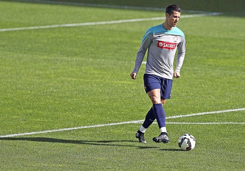 Ronaldo ghi ban va an mung tren san tap hinh anh