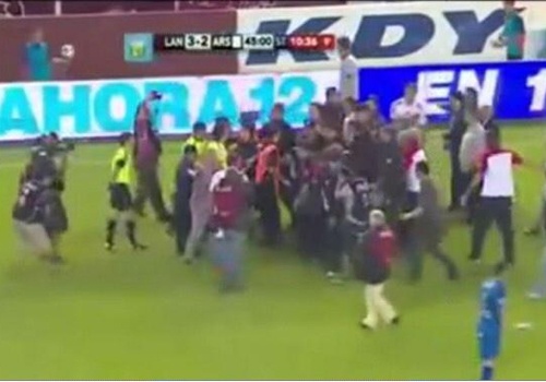 Cau thu doi danh trong tai hinh anh