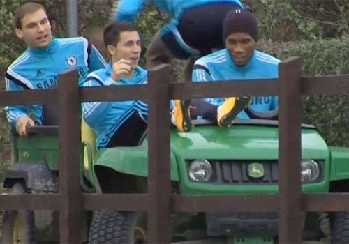 Dong doi cuoi va bo chay khi Drogba lai xe dam vao hang rao hinh anh