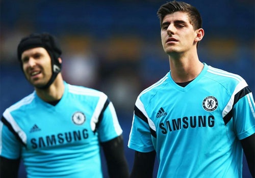 Courtois khuyen Petr Cech roi Chelsea hinh anh