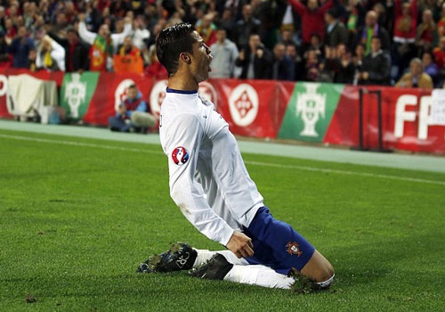 Ket qua tran dem 14/11: Ronaldo lap ky luc ghi ban o EURO hinh anh