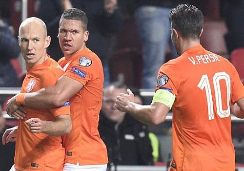 Robben lap cu dup dang cap, DT Ha Lan thang 6 sao hinh anh