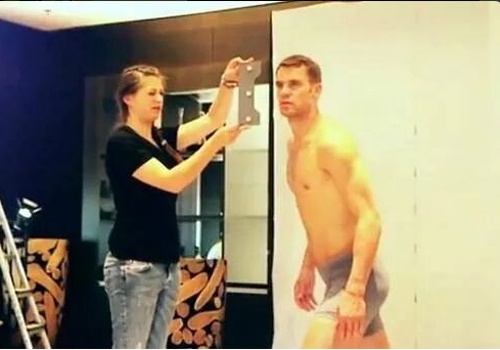 Neuer mac quan lot tao dang chuan nhu nguoi mau hinh anh