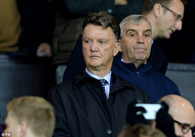 HLV Van Gaal trầm ngâm trên khán đài khi chứng kiến Di Maria chấn thương.