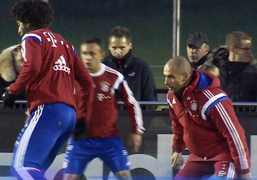 HLV Guardiola gay an tuong khi choi bong ma cung hoc tro hinh anh