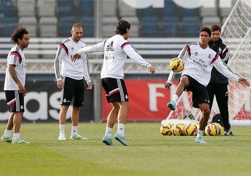 Ronaldo cuoi khi Khedira bi xo hang hinh anh