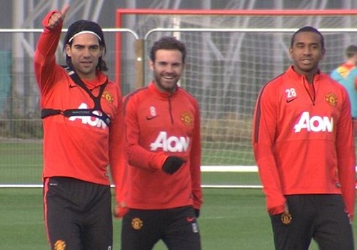 Falcao san sang de doa vi tri cua Rooney va Persie hinh anh