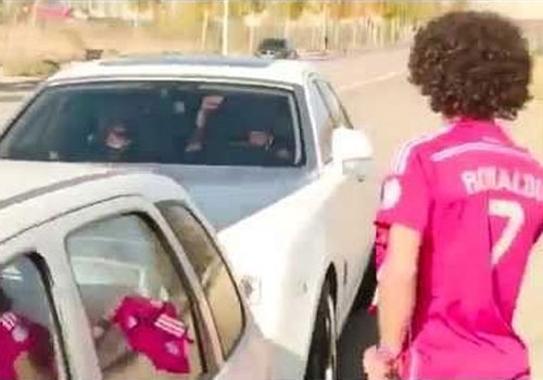 Ronaldo tu choi dung xe ky tang fan cuong hinh anh