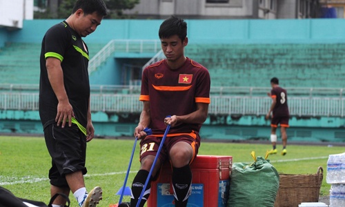 Minh Tuan gap chan thuong, ngoi xem DTVN tap luyen hinh anh