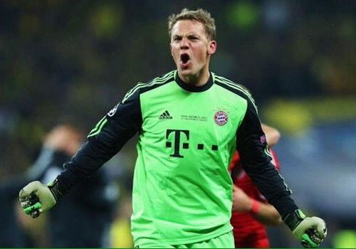 Neuer but pha trong cuoc dua Qua bong vang hinh anh