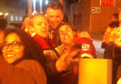 HLV Van Gaal phan khich mung chien thang cung CDV M.U hinh anh