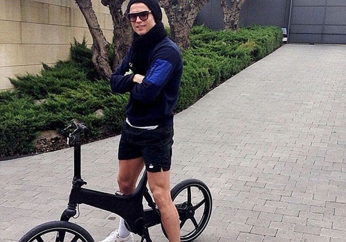 Ronaldo thich thu khi su dung xe dap hinh anh