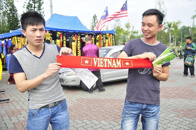 Sáng nay có khoảng 20 người Việt đến mua vé xem trận bán kết AFF Cup 2014 giữa Malaysia và Việt Nam.