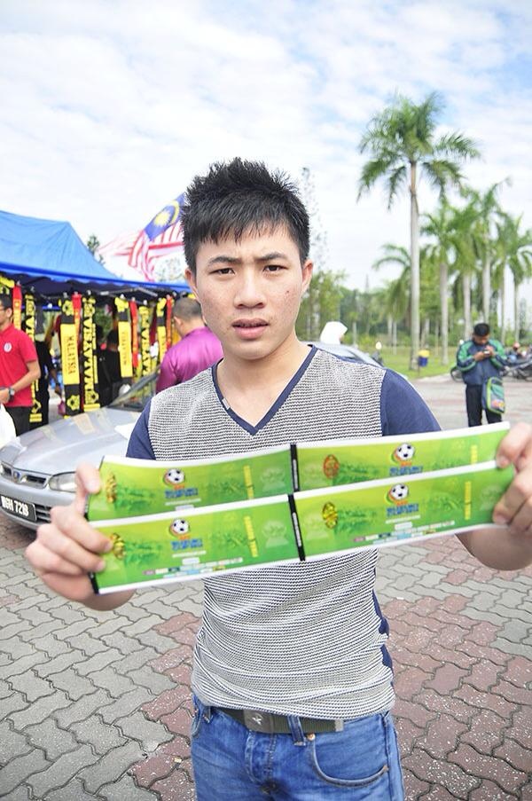 Anh Trung, người lao động Việt Nam đã sag làm việc 4-5 năm tại Malaysia. Anh đi đe mua vé cho khoảng 20 người lao động Việt ở cùng công ty.