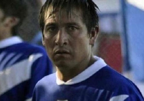 Cau thu thiet mang khi bi CDV doi phuong dap da vao dau hinh anh