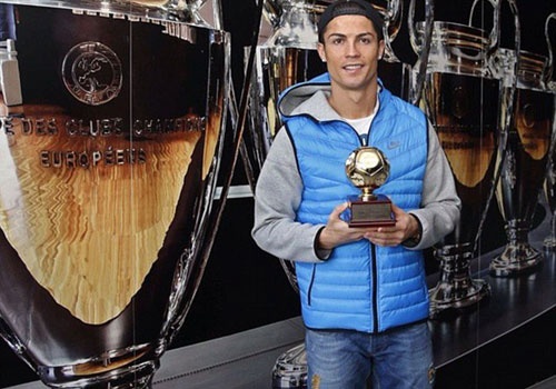 Ronaldo khoe anh doat giai thuong tren trang ca nhan hinh anh
