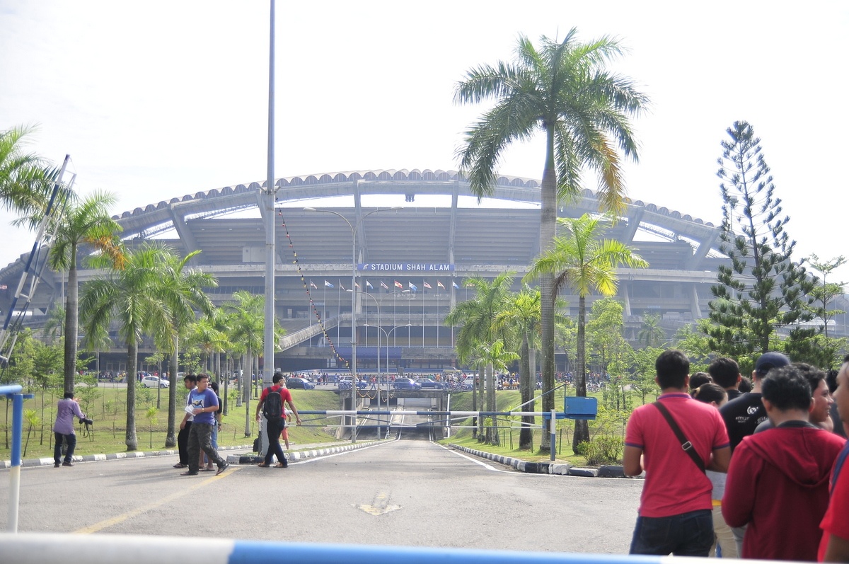 Toàn cảnh SVĐ Shah Alam trong buổi bán vé đầu tiên tại Malaysia. Thời gian mở quầy bán vé từ 10h sáng đến 19h tối mỗi ngày. Riêng ngày 7/12 diễn ra trận đấu, BTC sẽ mở cửa bán tới 20h tối hoặc đến khi hết vé.