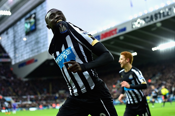 Cisse nang ty so len 2-0 cho Newcastle hinh anh