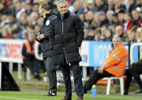 Chelsea thua tran, HLV Mourinho do loi cho cau be nhat bong hinh anh