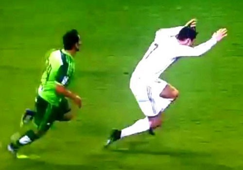 Tinh huong Ronaldo an va kiem penalty hinh anh