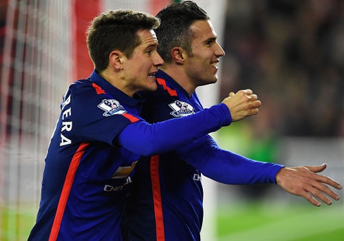 Van Persie lap cu dup, M.U lot top 3 sau chien thang 2-1 hinh anh