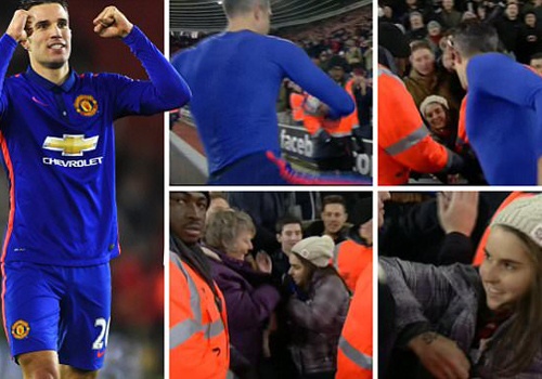 Van Persie tang ao dau cho fan nu sau khi lap cu dup hinh anh