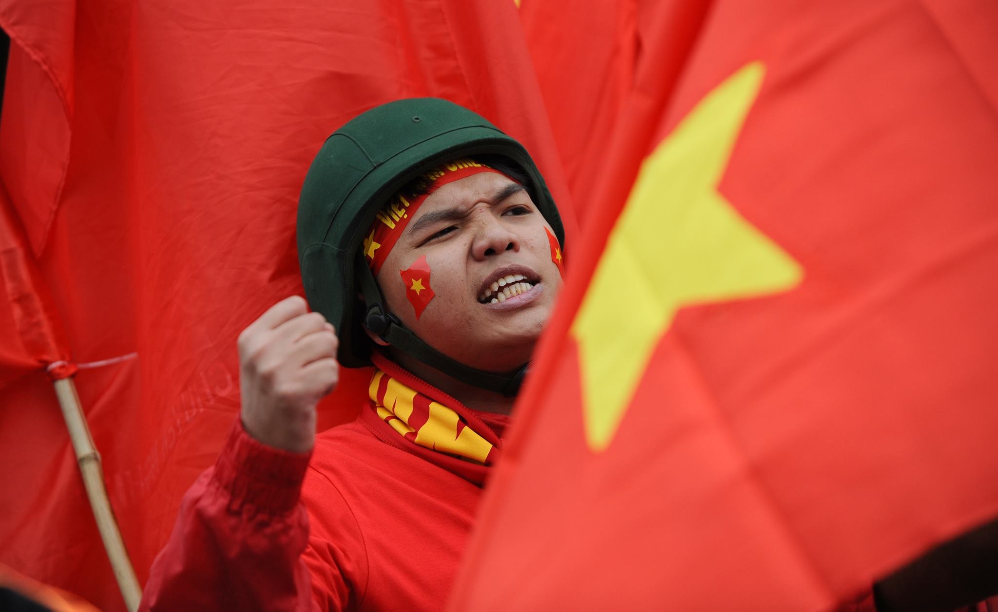 Hình ảnh đẹp của một cổ động viên với lá cờ Tổ quốc trong đoàn diễu hành.