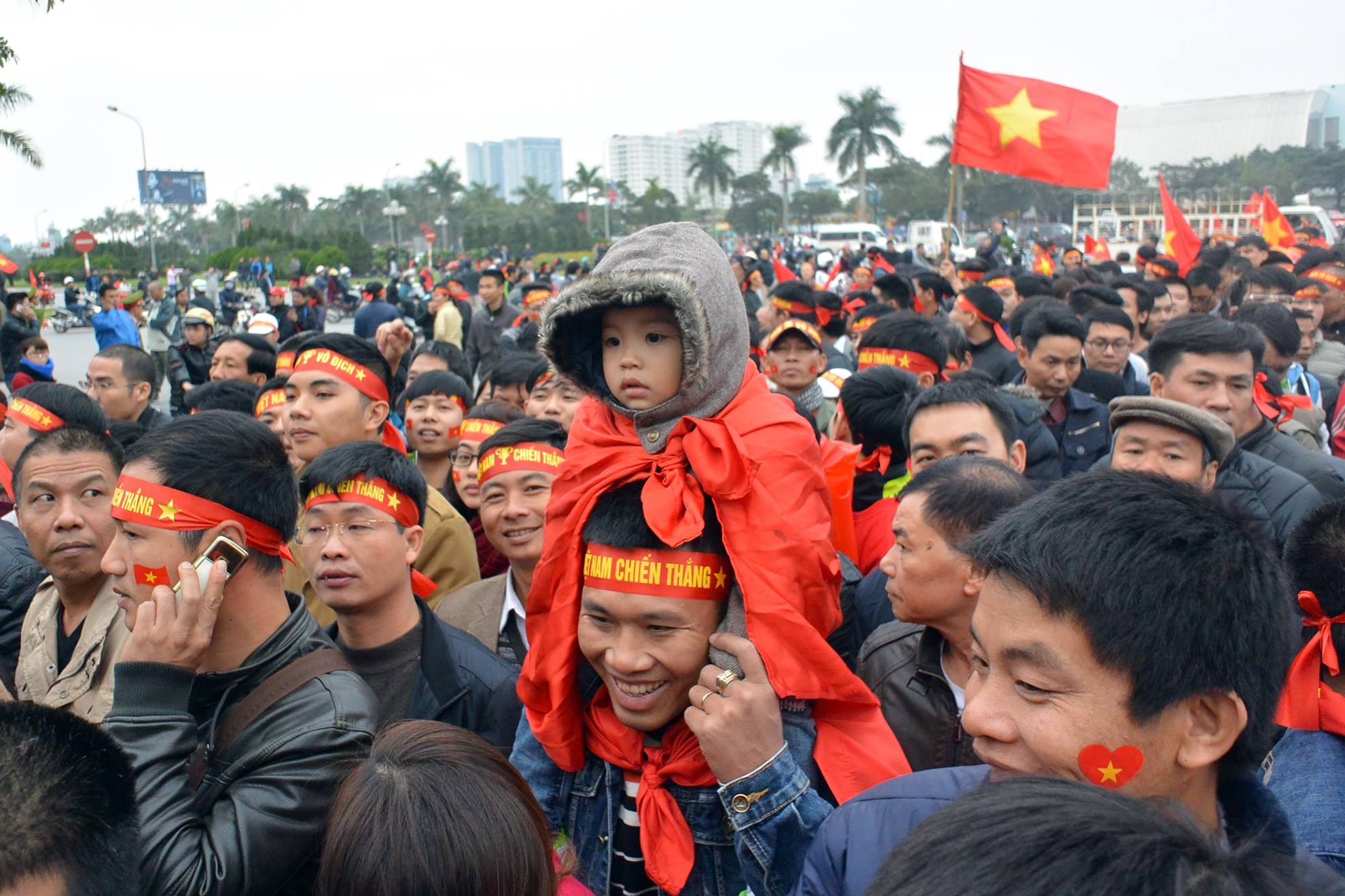 Có mặt từ sớm nhưng vẫn phải xếp hàng dài vào sân nhưng các CĐV Việt Nam vẫn vui vẻ, tràn ngập niềm tin chiến thắng.