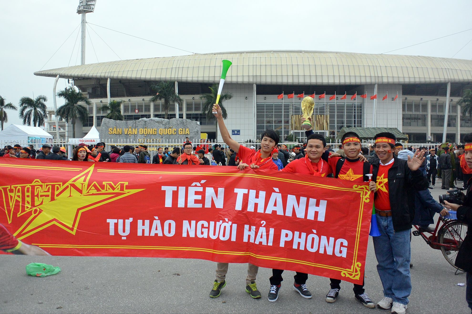 Fan Hải Phòng với niềm tự hào mang tên trung vệ Tiến Thành.