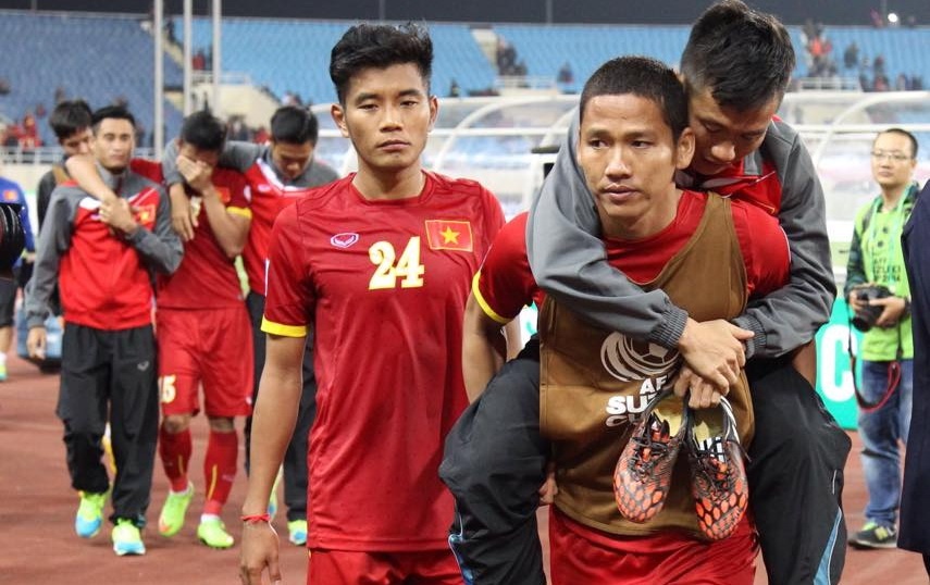 Tuyen thu Viet Nam bat khoc, diu nhau roi san My Dinh hinh anh