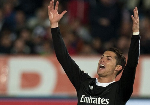 Trong tai tu choi thoi 11 m cho Real sau khi Ronaldo nga trong khu vuc 16m50 hinh anh