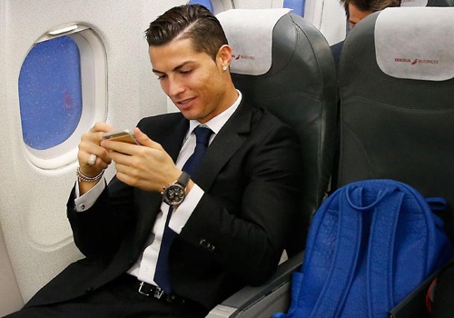 Ronaldo khoe iPhone 6 khi tham du Cup the gioi cac CLB hinh anh