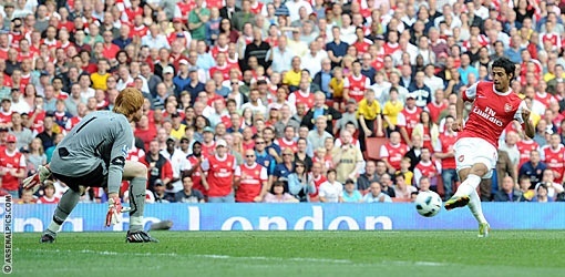 Arsenal ghi ban sau hon 20 pha phoi hop mot cham hinh anh