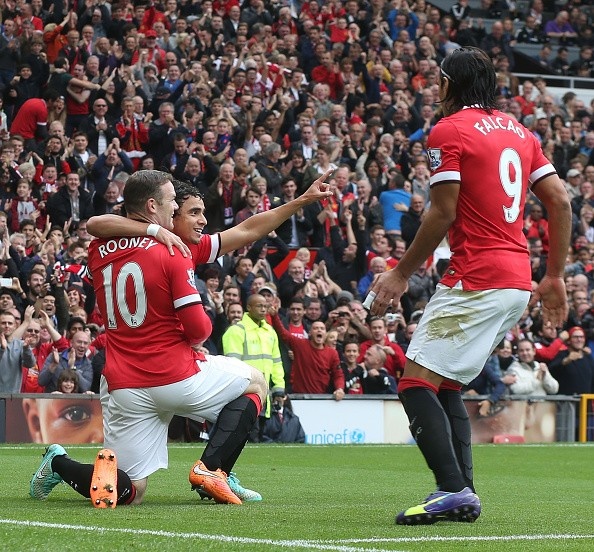 Pha ghi ban cua Rooney vao luoi West Ham hinh anh