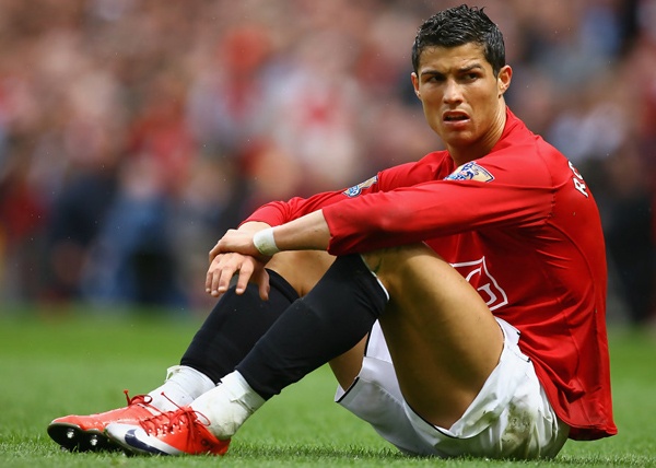 Ronaldo sut vot xa ngang Sheffield United hinh anh