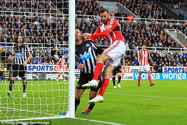 Sao Ngoai hang Anh do mau vi no luc cuu thua cho doi nha hinh anh