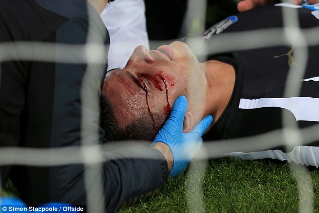 Sao Ngoai hang Anh do mau sau no luc cuu thua cho doi nha hinh anh