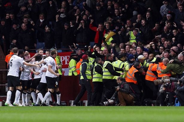 Fan nhi M.U bi duoi khoi san vi an mung ban thang cua Falcao hinh anh