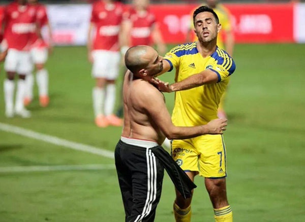 Zahavi danh nhau voi fan cuong hinh anh