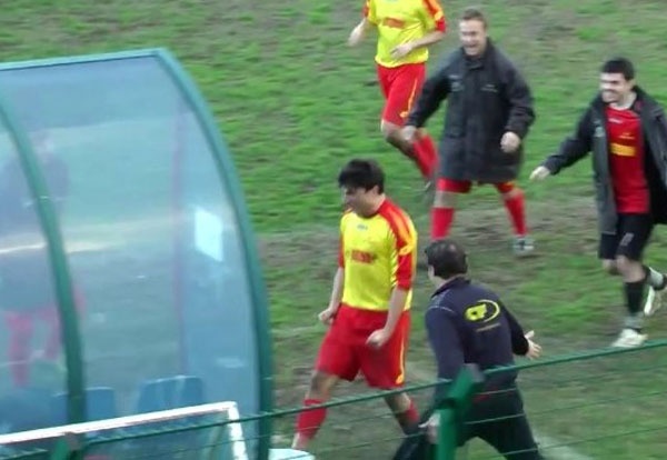 Cau thu Riolo Terme huc dau vo kinh khi an mung hinh anh