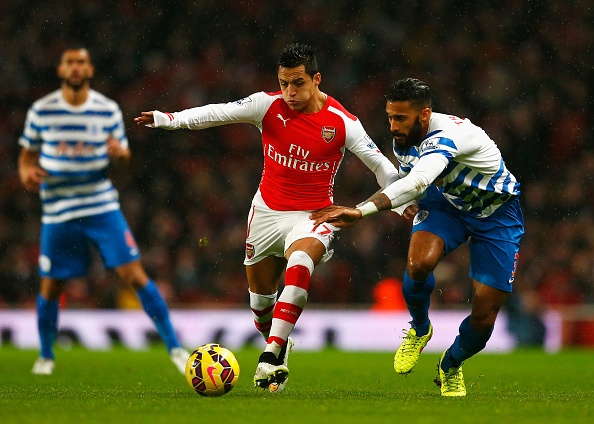 Giroud nhan the do, Arsenal vat va gianh chien thang 2-1 hinh anh