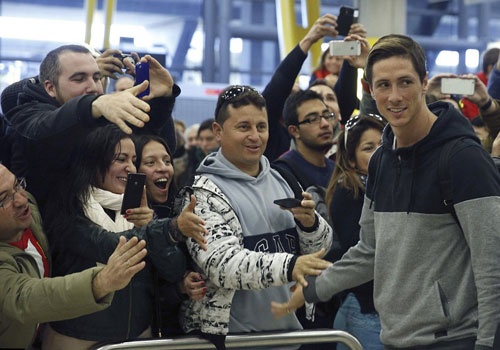 Torres duoc fan chao don nong nhiet khi tro lai Atletico hinh anh