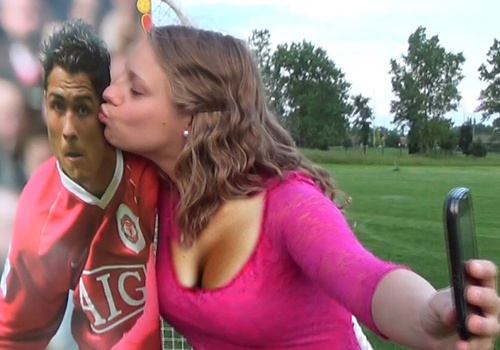 Fan Ronaldo cuong nhiet khi gap than tuong hinh anh