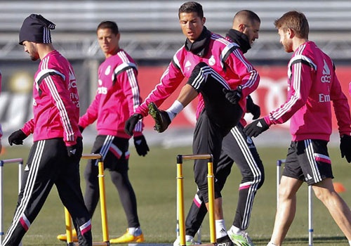 Ronaldo tro lai chuan bi tich cuc cho tran dau nam 2015 hinh anh