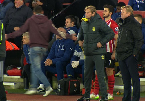 Fan cuong lao xuong san het vao mat HLV Wenger hinh anh