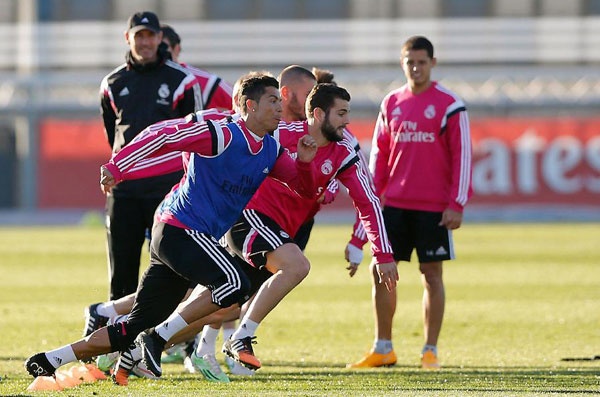 Ronaldo khong che bong bang lung, dua toc do voi dong doi hinh anh