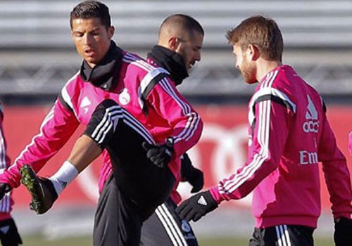 Ronaldo pho dien ky thuat khong che bong bang lung hinh anh