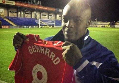 Cau thu nang 100 kg phan khich khoe ao dau cua Gerrard hinh anh