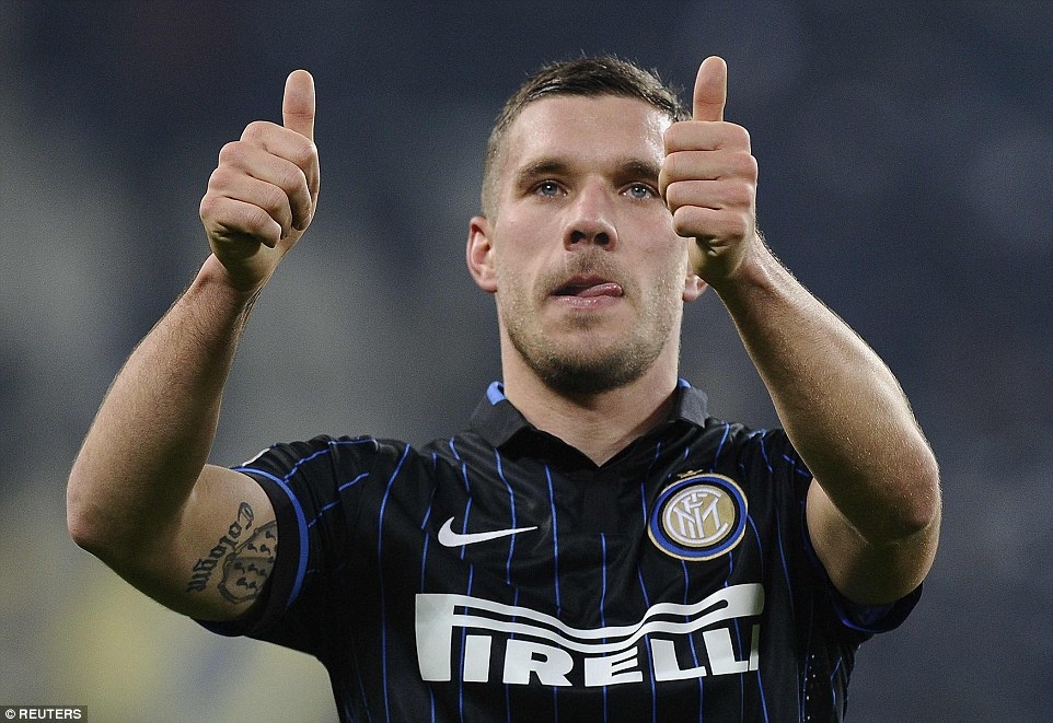 Podolski ra mat trong tran Juve - Inter bat phan thang bai hinh anh