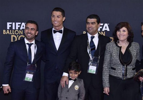 Ban gai khong du le trao giai QBV vi tranh mat me Ronaldo hinh anh